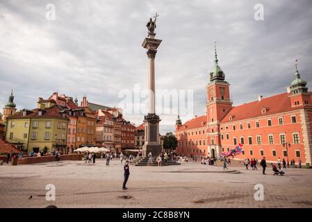 Varsavia / Polonia - 10 giugno 2019: Uomo turistico che prende un selfie di fronte alla piazza della colonna Sigismondo nel centro di Varsavia Foto Stock