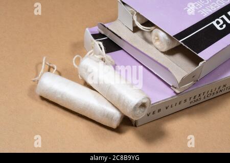 Vecchi tamponi vintage est-tedeschi per Signore in pacchetto originale Foto Stock