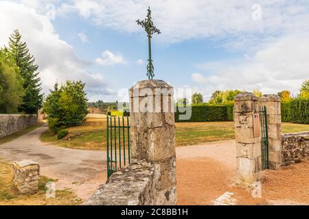 Europa, Francia, Haute-Vienne, Oradour-sur-Glane. 5 settembre 2019. Porta al cimitero del villaggio martire di Oradour-sur-Glane. Foto Stock