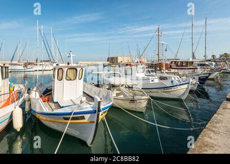 Heraklion, Grecia - 12 novembre 2019: Barche da pesca in legno nel porto di Heraklion, Creta, Grecia Foto Stock