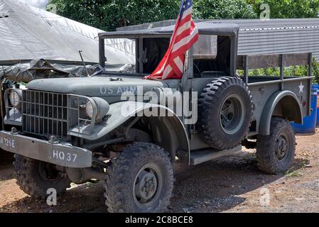 Jeep WW2. Jeep dell'esercito degli Stati Uniti presso il sito di ricostruzione della Coffee War con attrezzature da guerra americane d'epoca e d'epoca. Thailandia Sud-est asiatico Foto Stock