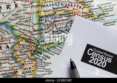 Closeup del censimento degli Stati Uniti 2020 forma copia informativa e una penna a sfera sulla mappa. Foto Stock