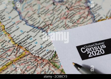 Closeup del censimento degli Stati Uniti 2020 forma copia informativa e una penna a sfera sulla mappa. Foto Stock