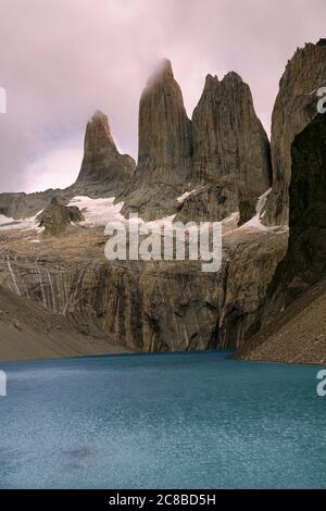 Le tre Torri del Parco Nazionale Torres del Paine, Patagonia, Cile. Vista dal Mirador de Las Torres. Foto Stock