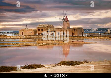 Mulini e saline di Ettore Infersa a Marsala. La riserva comprende la 'Stagnone', la laguna più grande della Sicilia Foto Stock