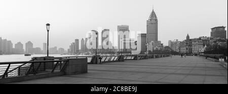Shanghai, Cina - 17 aprile 2018: Panorama bianco e nero della passeggiata del Bund (Waitan) - abbastanza vuoto a causa del tempo di mattina presto. Foto Stock