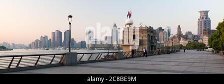 Shanghai, Cina - 17 aprile 2018: Vista lungo il Bund - passeggiata con una miscela di edifici storici e moderni. Foto Stock