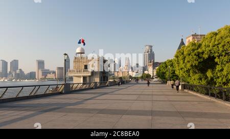 Shanghai, Cina - 17 aprile 2018: Panorama della passeggiata lungomare sul fiume Huangput. Meglio conosciuto come il Bund (Waitan). Vuoto, solo poche persone du Foto Stock