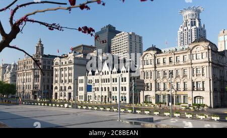 Shanghai, Cina - 17 aprile 2018: Edifici storici sul Bund (Waitan). Da sinistra a destra: Union Building, Nissin Building, China Merchants Bank Foto Stock