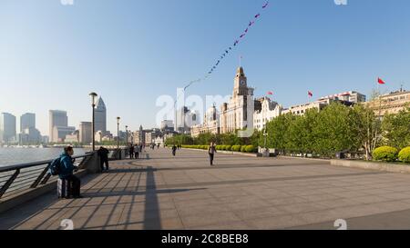 Shanghai, Cina - 17 aprile 2018: Vista lungo il Bund (Waitan). Famosa passeggiata sul lungomare. Abbastanza vuoto a causa dell'ora del mattino presto. Con edificio HSBC Foto Stock