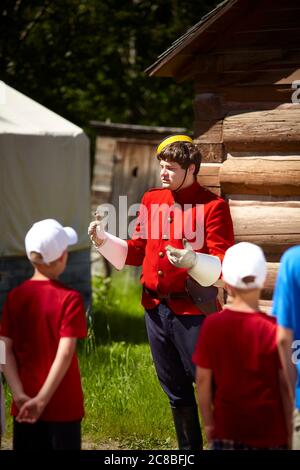 Una guida storica che insegna e illustra come la vita era tornata agli inizi del 1800 in Canada come ufficiale RCMP. Foto Stock