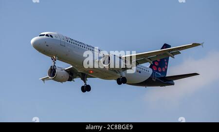 Bruxelles Airlines Airbus a320 OO-SNG sull'avvicinamento finale all'aeroporto londinese di Heathrow LHR Foto Stock