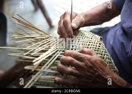 23 luglio 2020, Haian, Haian, Cina: JiangsuÃ¯Â¼Å-CINA tradizionale bambù tessitura in Hai 'an città, Jiangsu Provincia, deve essere intessuto in vari tipi di cestini di bambù, STUOIE, setacci e altri prodotti di meet-making attraverso vari processi come la selezione di bambù, la separazione, raschiatura, e tessitura. A causa dei prodotti ecologici e di protezione ambientale, sempre più da parte dei cittadini urbani e rurali Love.At l'età di 14 anni, Jingbu Yin di Shuangxi Village, Duntou Town, città di Haian, provincia di Jiangsu, ha imparato ad essere un artigiano di bambù al suggestivo del padre.He sta facendo questo traditi Foto Stock