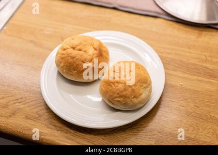 Focaccine di cioccolato appena sfornate su un piatto bianco. Foto Stock