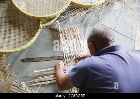 23 luglio 2020, Haian, Haian, Cina: JiangsuÃ¯Â¼Å-CINA tradizionale bambù tessitura in Hai 'an città, Jiangsu Provincia, deve essere intessuto in vari tipi di cestini di bambù, STUOIE, setacci e altri prodotti di meet-making attraverso vari processi come la selezione di bambù, la separazione, raschiatura, e tessitura. A causa dei prodotti ecologici e di protezione ambientale, sempre più da parte dei cittadini urbani e rurali Love.At l'età di 14 anni, Jingbu Yin di Shuangxi Village, Duntou Town, città di Haian, provincia di Jiangsu, ha imparato ad essere un artigiano di bambù al suggestivo del padre.He sta facendo questo traditi Foto Stock