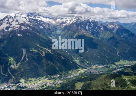 Scatto aereo, da un velivolo, della catena Avio e della valle sul villaggio di Temu nella valle Camonica , girato nelle Alpi in una luminosa luce tardoruita, Brescia, Foto Stock