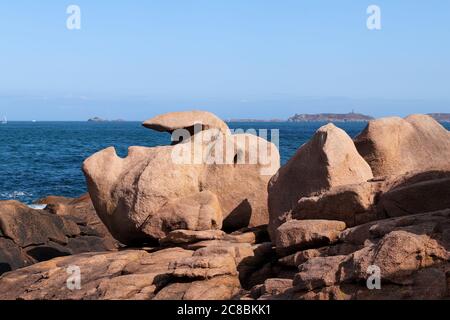 Bizzarri massi sulla Costa di granito Rosa - Costa di granito Rosa - in Bretagna, Francia Foto Stock