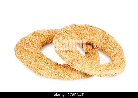 koulouri greco isolato su rotolo di pane bianco a forma di anello coperto di semi di sesamo Foto Stock