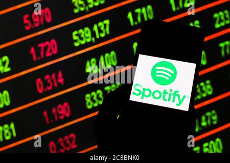 In questa illustrazione della foto viene visualizzato un logo Spotify su uno smartphone. Foto Stock