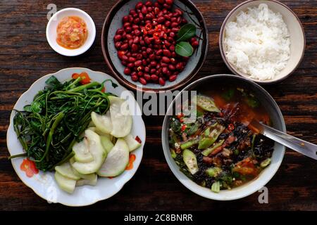 Cibo vegano vietnamita, zucca bollita, spinaci in acqua, formaggio tofu, arachidi fritte con salsa di soia, zuppa di alghe, semplice piatto non dieta di carne, buono per la salute Foto Stock