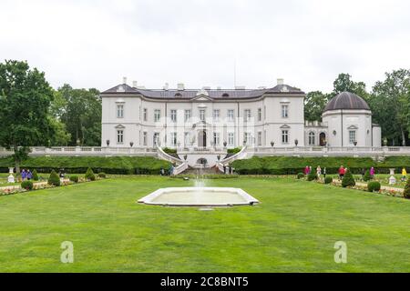 Museo Amber a Palanga, Lituania, vista dal giardino con fiori, rose e erba verde Foto Stock