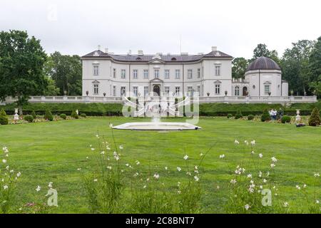 Museo Amber a Palanga, Lituania, vista dal giardino con fiori, rose e erba verde Foto Stock