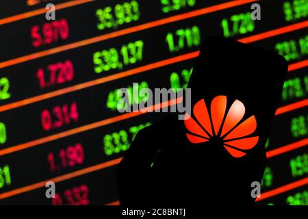 In questa foto illustrazione un Huawei logo che si vede visualizzato su uno smartphone. Foto Stock