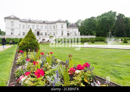 Museo Amber a Palanga, Lituania, vista dal giardino con fiori, rose e erba verde Foto Stock