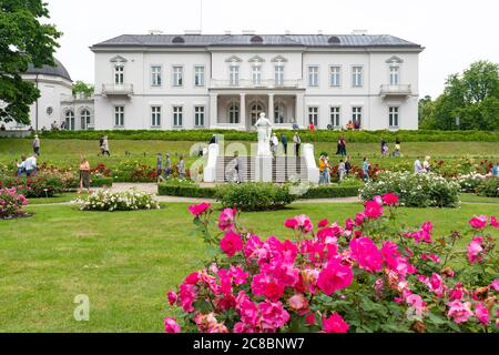 Museo Amber a Palanga, Lituania, vista dal giardino con fiori, rose e erba verde Foto Stock