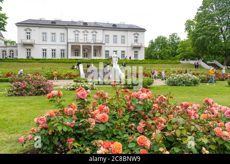 Museo Amber a Palanga, Lituania, vista dal giardino con fiori, rose e erba verde Foto Stock