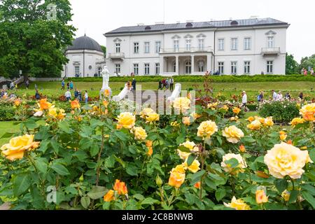 Museo Amber a Palanga, Lituania, vista dal giardino con fiori, rose e erba verde Foto Stock