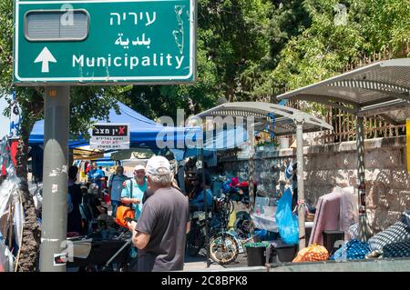 I manifestanti di una protesta in corso stanno protestando contro i presunti crimini di corruzione e di cattiva gestione dello stato da parte del primo ministro Benjamin (Bibi) Netanyahu di fronte alla residenza ufficiale in via Balfour, Gerusalemme Ovest, Israele fotografata il 22 luglio 2020. Foto Stock