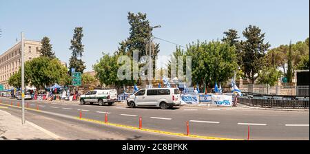 I manifestanti di una protesta in corso stanno protestando contro i presunti crimini di corruzione e di cattiva gestione dello stato da parte del primo ministro Benjamin (Bibi) Netanyahu di fronte alla residenza ufficiale in via Balfour, Gerusalemme Ovest, Israele fotografata il 22 luglio 2020. Foto Stock