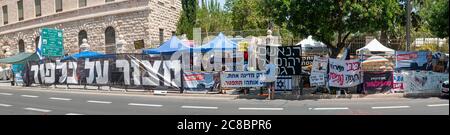 I manifestanti di una protesta in corso stanno protestando contro i presunti crimini di corruzione e di cattiva gestione dello stato da parte del primo ministro Benjamin (Bibi) Netanyahu di fronte alla residenza ufficiale in via Balfour, Gerusalemme Ovest, Israele fotografata il 22 luglio 2020. Foto Stock