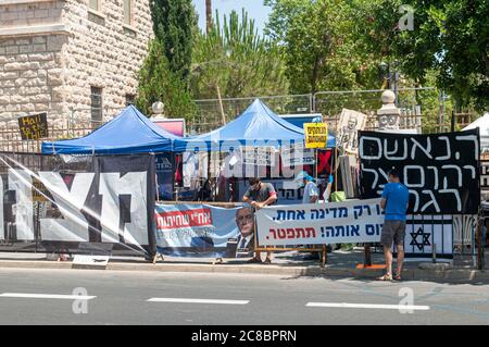 I manifestanti di una protesta in corso stanno protestando contro i presunti crimini di corruzione e di cattiva gestione dello stato da parte del primo ministro Benjamin (Bibi) Netanyahu di fronte alla residenza ufficiale in via Balfour, Gerusalemme Ovest, Israele fotografata il 22 luglio 2020. Foto Stock