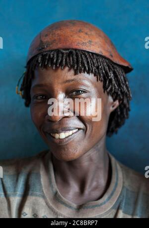 Dimeka- Etiopia-Africa, gennaio 03. 2014: Giovane donna Hamer al mercato di Dimeka in Etiopia, Africa Foto Stock