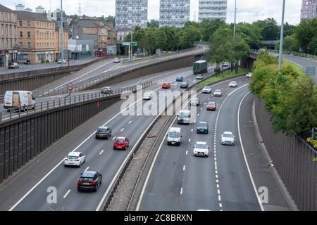 Traffico allo svincolo 17 e 18 dell'autostrada M8 attraverso il centro di Glasgow a Charing Cross. Foto Stock