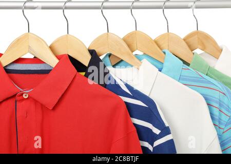 polo colorate su appendiabiti Foto Stock