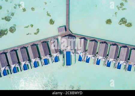 Perfetto paesaggio aereo, resort tropicale di lusso o hotel con ville sull'acqua e splendidi paesaggi sulla spiaggia. Incredibile vista degli occhi di uccelli nelle Maldive, paesaggio Foto Stock