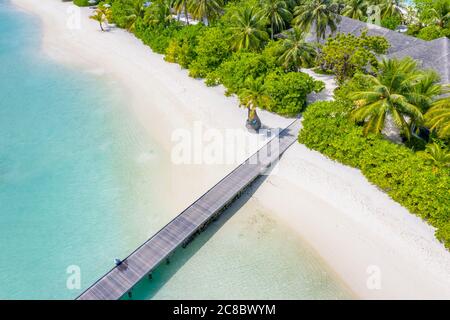 Perfetto paesaggio aereo, resort tropicale di lusso o hotel con ville sull'acqua e splendidi paesaggi sulla spiaggia. Incredibile vista degli occhi di uccelli nelle Maldive, paesaggio Foto Stock