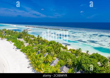 Perfetto paesaggio aereo, resort tropicale di lusso o hotel con ville sull'acqua e splendidi paesaggi sulla spiaggia. Incredibile vista degli occhi di uccelli nelle Maldive, paesaggio Foto Stock