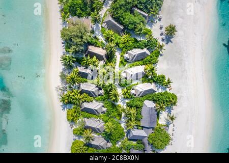 Perfetto paesaggio aereo, resort tropicale di lusso o hotel con ville sull'acqua e splendidi paesaggi sulla spiaggia. Incredibile vista degli occhi di uccelli nelle Maldive, paesaggio Foto Stock