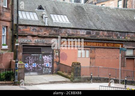 L'esterno di un vecchio edificio in Renfrew Street, Glasgow, con entrata per le vecchie merci e cartelli fantasma F.W Woolworth and Co Ltd ancora visibili. Foto Stock