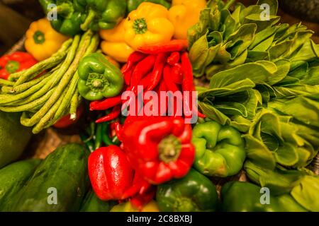 Cibo di fondo con assortimento di verdure biologiche fresche. Foto Stock