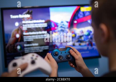 Budapest, Ungheria - 08.17.2019: Giocatore anonimo giocando a Fortnite su sistema Xbox One Foto Stock