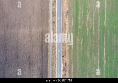 Vista aerea del campo agricolo arato. Autunno inverno primavera stagionale vista aerea Foto Stock