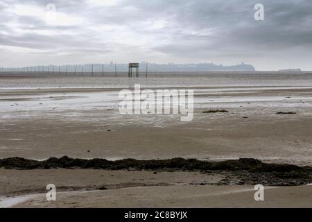 Pilgrims' Way attraverso le sabbie dell'Isola Santa per Lindisfarne, Northumberland, Inghilterra, Regno Unito Foto Stock