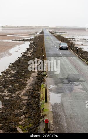 La Causeway, dal rifugio a metà strada attraverso le sabbie dell'Isola Santa a Lindisfarne, Northumberland, Inghilterra, Regno Unito Foto Stock