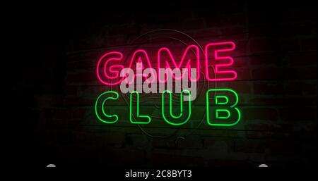 Game club con simbolo del giocatore simbolo del neon sulla parete di mattoni. Lampadine con videogiochi ed eSport. Illustrazione concettuale astratta. Foto Stock