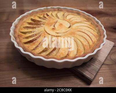 Tarte di mela fresco su tavola di legno da poco in alto Foto Stock